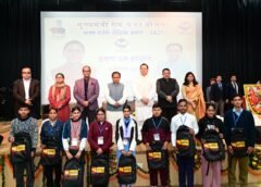 मुख्यमंत्री पुष्कर सिंह धामी ने टॉपर छात्र – छात्राओं के दल को  “भारत दर्शन शैक्षिक भ्रमण” पर रवाना किया