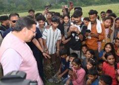 मुख्यमंत्री को अपने बीच पाकर उत्साहित हुए बच्चे, जमकर खिंचवाईं तस्वीरें