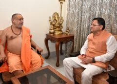 कनखल में शंकराचार्य स्वामी राजराजेश्वराश्रम महाराज से मिले मुख्यमंत्री धामी