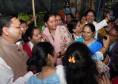 मुख्यमंत्री को अपने बीच पाकर उत्साहित हुए लोग, बच्चों से की बातचीत और जाना हालचाल…