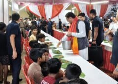 टनकपुर दशहरा महोत्सव में मुख्यमंत्री धामी ने भंडारे में की सेवा, श्रद्धालुओं को बांटा प्रसाद…