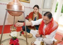 नवरात्रि के प्रथम दिन मुख्यमंत्री धामी ने की मां दुर्गा की पूजा-अर्चना